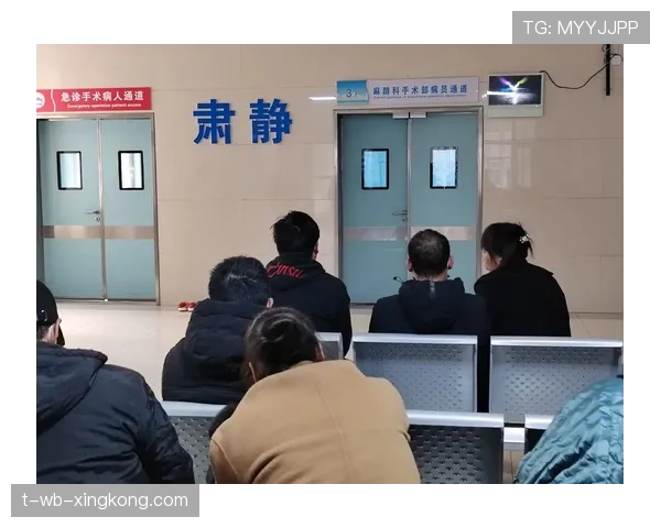 家属在后台等待的焦虑